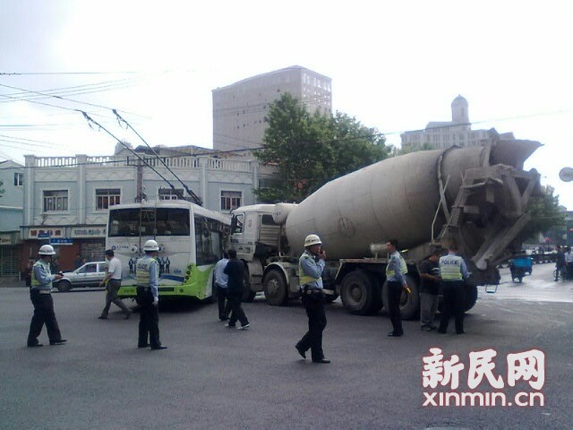 一輛19路電車在新閘路成都北路路口被一輛水泥<a href=http://www.remarkableindia.com/jbc/ target=_blank class=infotextkey>攪拌車</a>攔腰撞擊，車毀嚴(yán)重。通訊員 殷佳維 攝