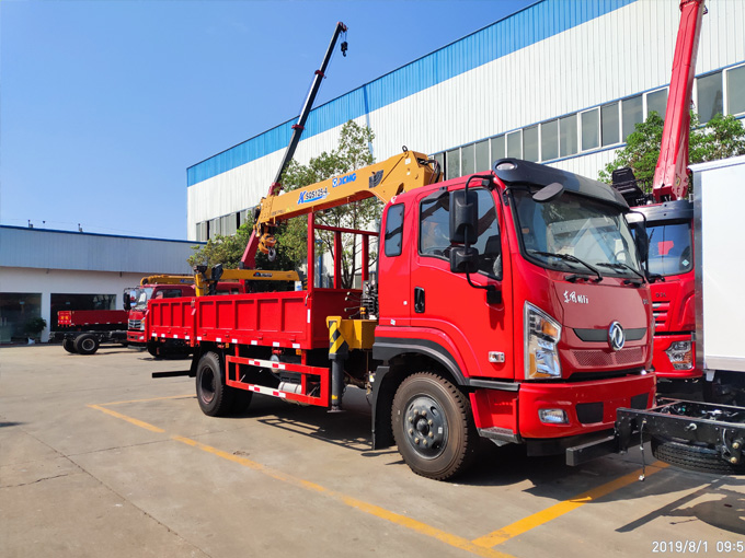 徐工隨車吊5噸東風暢行D1L隨車吊圖片1