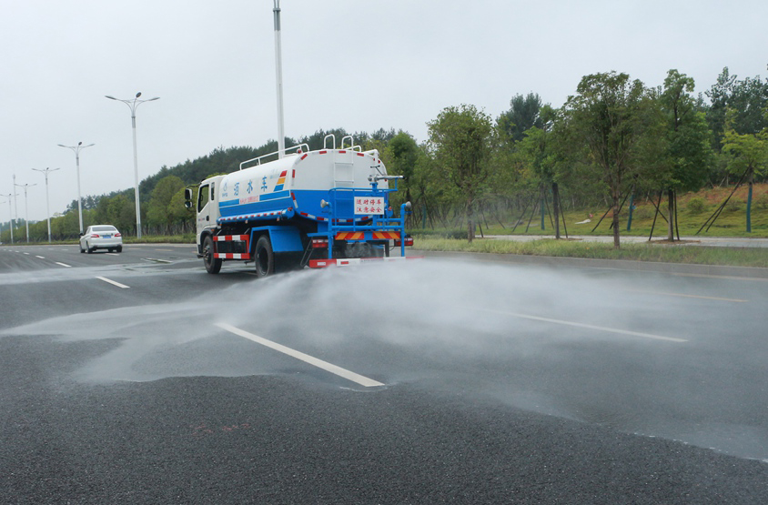 山區(qū)沙漠專用6驅(qū)東風(fēng)灑水車（運(yùn)水車）后灑功能演示