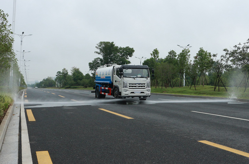 現(xiàn)車 東風(fēng)145（8-12噸）灑水車前沖功能演示