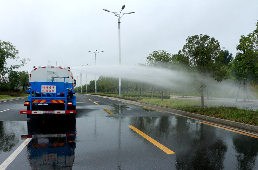 5噸江鈴灑水車(chē)頂噴功能演示