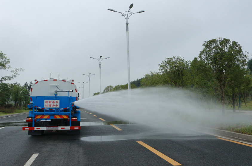 現(xiàn)車 東風(fēng)145（8-12噸）灑水車側(cè)噴功能演示